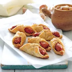 Pyszna biała kiełbasa w cieście francuskim - przepis krok po kroku