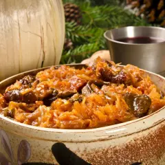Tradycyjny bigos z różnymi rodzajami mięsa, podany w glinianym naczyniu. Idealne danie, gdy zastanawiasz się, jakie mięso do bigosu wybrać.