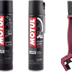 Dwa spraye Motul: Chain Clean i Chain Lube Road+ oraz szczotka do czyszczenia łańcucha. Idealny zestaw do pielęgnacji napędu, by smar do łańcucha Motul działał jak najlepiej.