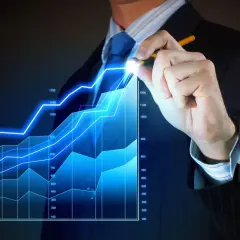 Biznesmen rysuje na ekranie wykres wzrostu finansowego.