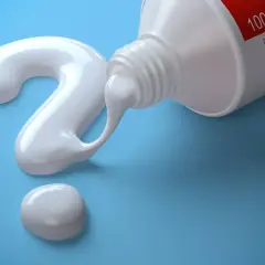 Biała pasta do szczoteczki sonicznej tworzy znak zapytania. Czy to najlepszy wybór dla Twojego uśmiechu?