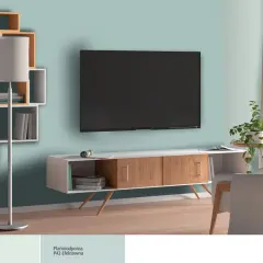 Jaki kolor ściany za telewizorem? Jasny, morski odcień tworzy spokojną atmosferę w salonie.
