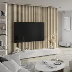 Nowoczesne lamele w salonie aranżacje tworzą ciepłą atmosferę. Telewizor na tle drewnianych listew, biała szafka RTV, regał z książkami.