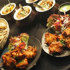 Chlebek naan z czym podawać? Odkryj najlepsze połączenia smaków!