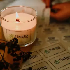 Świeczka o zapachu świerku – naturalny sposób na relaks w domu