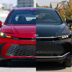 Dwa nowe modele Toyota Crown: jeden czerwony, błyszczący, drugi czarny, elegancki, z charakterystycznym grillem i światłami LED.