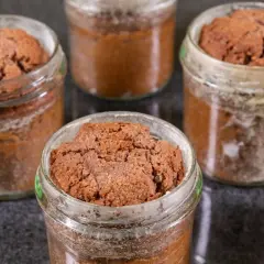 Mehrere kleine Schokoladenkuchen im Glas, bereit zum Genießen.