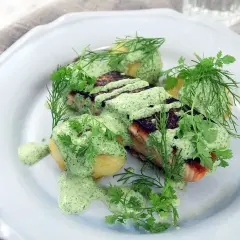Grillad lax med krämig örtsås och kokt potatis. Ett utsökt gourmet fiskrecept som ser fantastiskt ut!