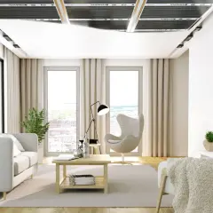 Nowoczesny salon z ukrytym ogrzewaniem sufitowym, jasnymi meblami i dużymi oknami.