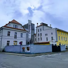 Najstarszy browar w Polsce, Browar Lwówek, z charakterystyczną wieżą i żółtym budynkiem.