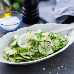En fräsch sallad med tunt skivad zucchini, citronzest och örter. Ett enkelt zucchini recept som passar till det mesta.