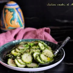 Assiette de courgettes marinées à l'italienne, garnie de basilic frais. Un plat sicilien créatif.