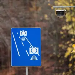 Znak informuje o odcinkowych pomiarach prędkości na A4. Uważaj na kamery rejestrujące jazdę.