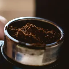 Zmielona kawa w portafiltrze. Zastanawiasz się, czy można pić przeterminowaną kawę?