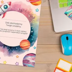 Kosmiczny dyplom urodzinowy do druku z rakietą i planetami. Idealny na prezent dla małego astronauty.