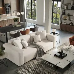 Gemütliche Wohnzimmerszene mit einer weißen **couch mit teppich**, einem Esstisch und einer modernen Küche.