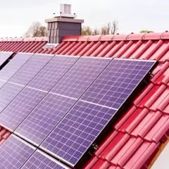 Panele fotowoltaiczne na czerwonym dachu, gotowe do mycia. Czysta energia dla domu.