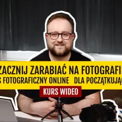 Uśmiechnięty mężczyzna w okularach zaprasza na szkolenie online dla fotografów. Kurs wideo pomoże zacząć zarabiać na fotografii.