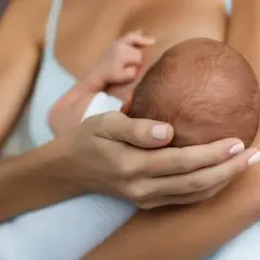 Ile powinien jeść noworodek karmiony piersią? Odpowiedzi na najważniejsze pytania
