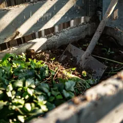 Kompostownik z płyt betonowych: Czy warto inwestować?
