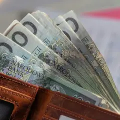 Portfel z polskimi banknotami. Czy to zapowiedź świadczenia pielęgnacyjnego 2026?