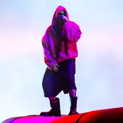 Justin Bieber rockt die Bühne beim Coachella-Festival in einem auffälligen Outfit, das seine Performance unvergesslich macht.