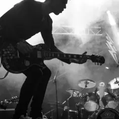 Gitarrister på scen i Stockholm. Kolla in vår livemusik stockholm kalender för fler band.