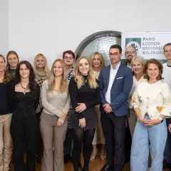 Gruppe von Studierenden und Dozierenden der Paris Lodron Universität Salzburg, Fachbereich Psychologie, posiert für ein Gruppenfoto.