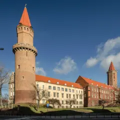 Zamek Piastowski w Legnicy, z charakterystyczną wieżą i czerwonym dachem, to jedna z głównych atrakcji miasta.