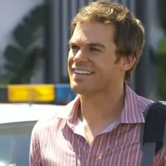 Michael C. Hall som Dexter Morgan, med en polisbil i bakgrunden.
