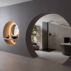 Élégante salle de bain feng shui avec vasque ronde, douche moderne et baignoire îlot. L'espace invite à la sérénité.