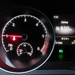 Kontrolka DPF świeci się, wskazując potrzebę wypalania. Zasięg 810 km, temperatura 2°C.