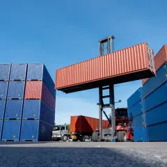 Jaka spedycja na kontenery? Wybierz mądrze i uniknij pułapek!