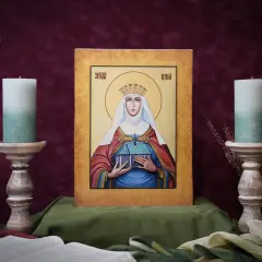Ikona św. Kingi, patronki, w otoczeniu świec i kwiatów.