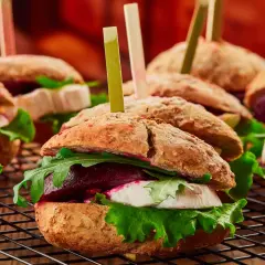 Mini burgery z burakiem, serem kozim i rukolą. Apetyczna fotografia kulinarna.