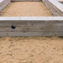 Fundament pod domek narzędziowy: Jak zrobić go solidnie i tanio?