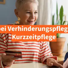 Lächelnde Frau mit Kreditkarte, Mann zeigt aufmerksamkeitsstark. Text: Neu bei Verhinderungspflege und Kurzzeitpflege.
