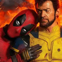 Deadpool przytula się do Wolverine'a na tle płomieni. To zapowiedź obsady filmu "Deadpool & Wolverine".