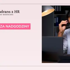 Zmęczony pracownik biurowy pociera oczy przy biurku. Tekst: "Ryczałt za nadgodziny".