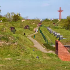 Góra Gradowa z fortyfikacjami i charakterystycznym czerwonym krzyżem w tle.