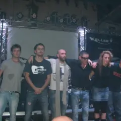La combriccola del Blasco tribute band sul palco, pronti a scatenare la folla con la loro musica.