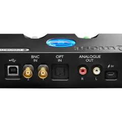 Tył urządzenia Chord Qutest z portami USB, BNC, optycznym i analogowymi wyjściami RCA.