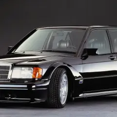 Czarny Mercedes 190E Evo II z charakterystycznym spoilerem i szerokimi nadkolami, gotowy do wyścigu.