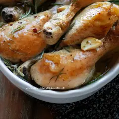 Fusi di pollo succulenti, cotti con aglio e rosmarino, perfetti per ricette sfiziose.