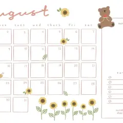 Calendario de agosto con girasoles, un sombrero de paja y un oso comiendo sandía.