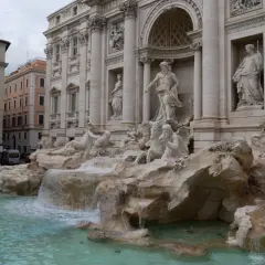 Fontanna di Trevi, jedna z najpiękniejszych rzymskich atrakcji, z rzeźbami i wodą.