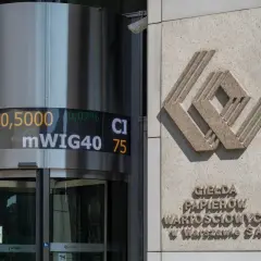 Elektroniczna tablica informacyjna przy Giełdzie Papierów Wartościowych w Warszawie pokazuje kursy, w tym mWIG40, który jest ważnym wskaźnikiem dla fundusz akcji polskich.