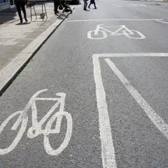 Na jezdni namalowane są symbole rowerów, wskazujące co to jest śluza rowerowa. To specjalne pole dla rowerzystów przed skrzyżowaniem.