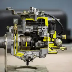 Przekrój pompy wysokiego ciśnienia, pokazujący mechanizm. Dowiedz się, jak sprawdzić pompę wysokiego ciśnienia, analizując jej wnętrze.