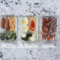 Cinco tuppers con almuerzos variados para la semana: pasta, salchichas, arroz, huevos, verduras, jamón, pan y más.